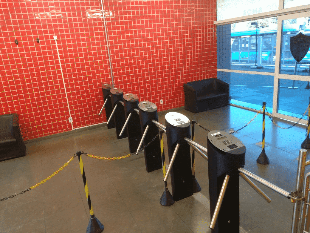 Controle de acesso em escolas e universidades: saiba a importância das catracas eletrônicas