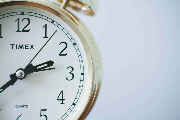 relógio marcando tempo