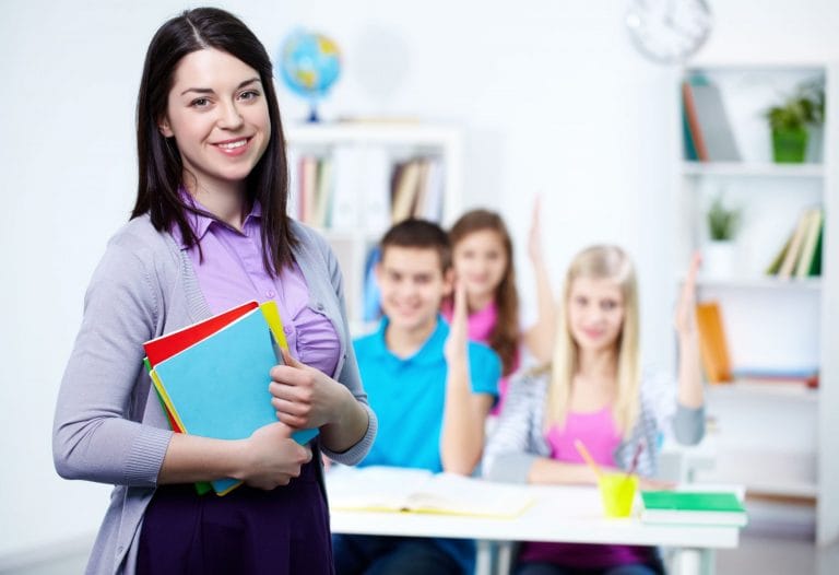 estudantes sorrindo em corredor escolar