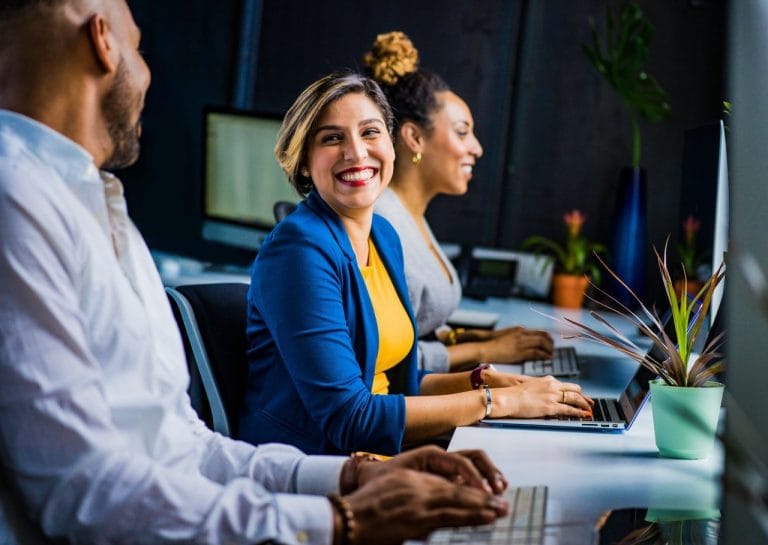 funcionária motivada com o trabalho