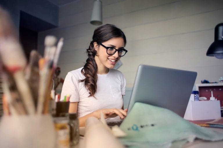 mulher usando laptop em casa