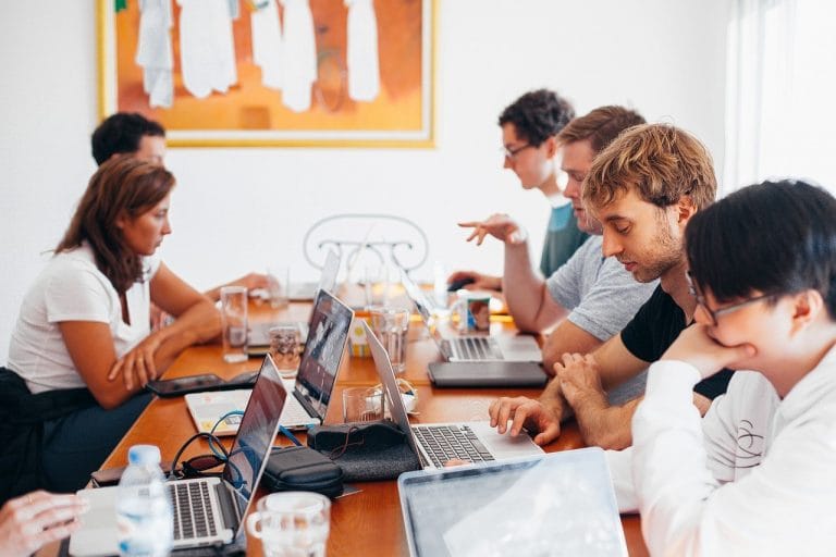 equipe trabalhando em computadores