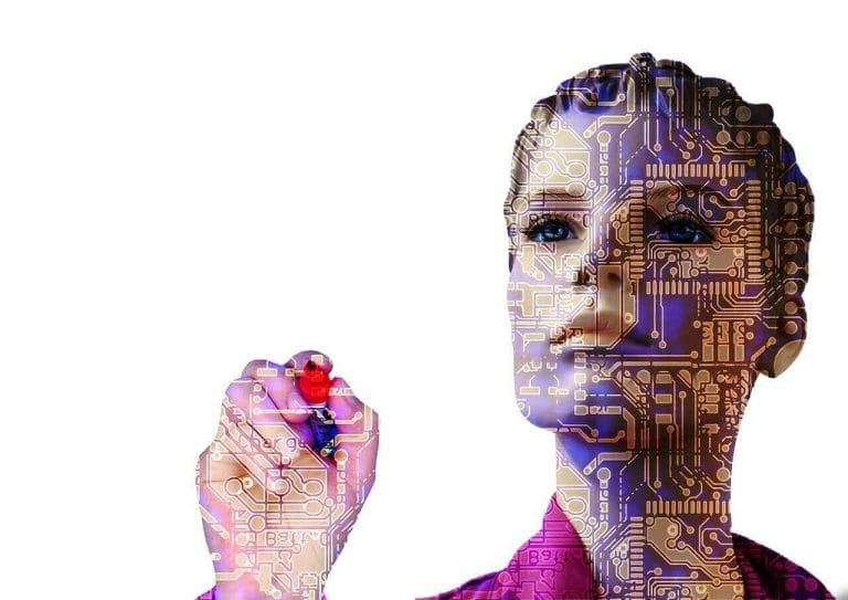 mulher de frente com caneta na mão e código de computador no rosto