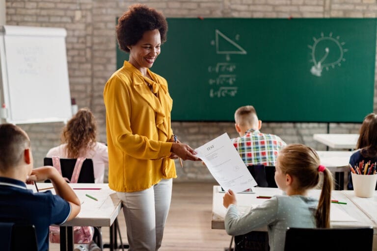 professora em sala de aula _ relógio de ponto para escolas